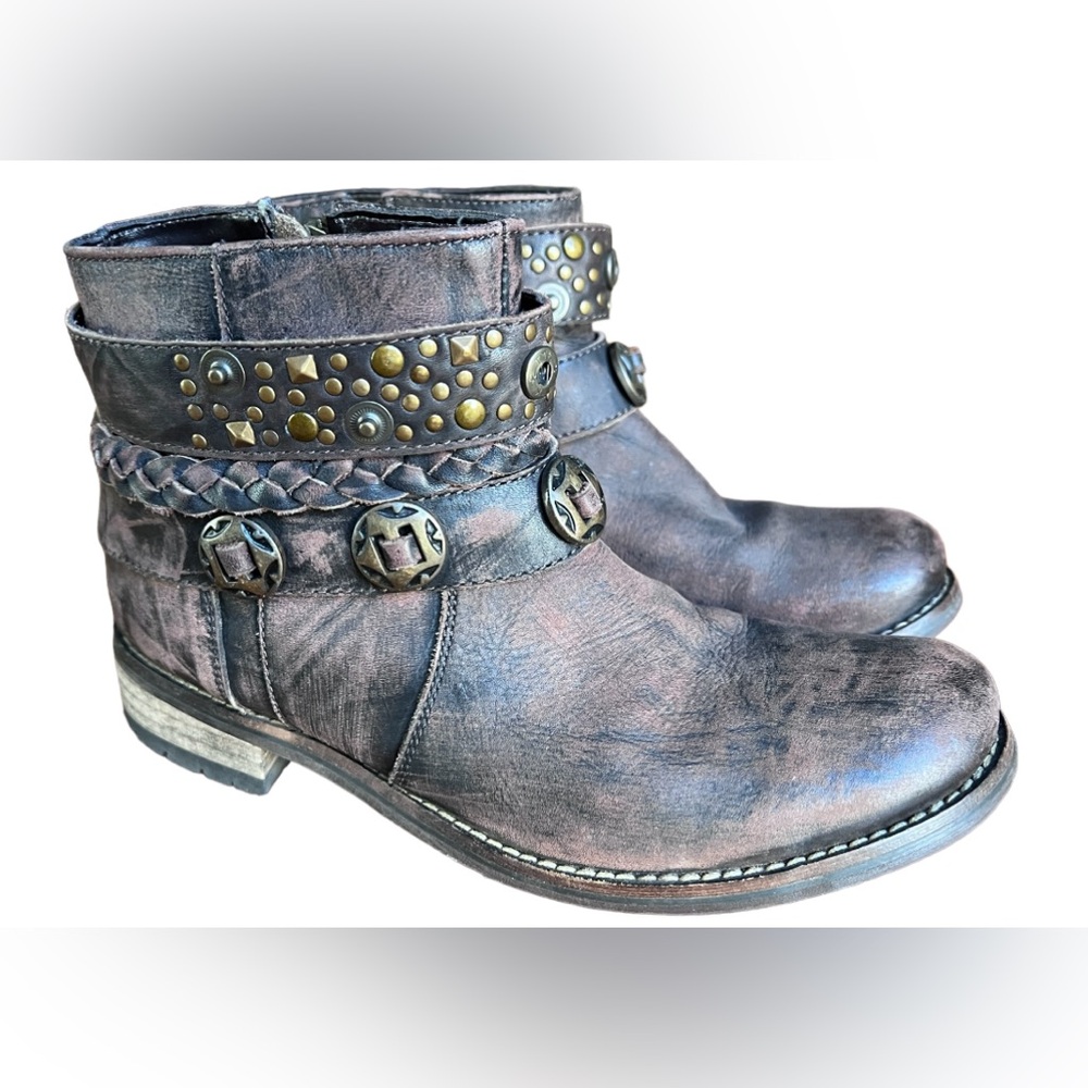 RAWHIDE Women’s Leather Studded Cowboy Boots Booties Size 6